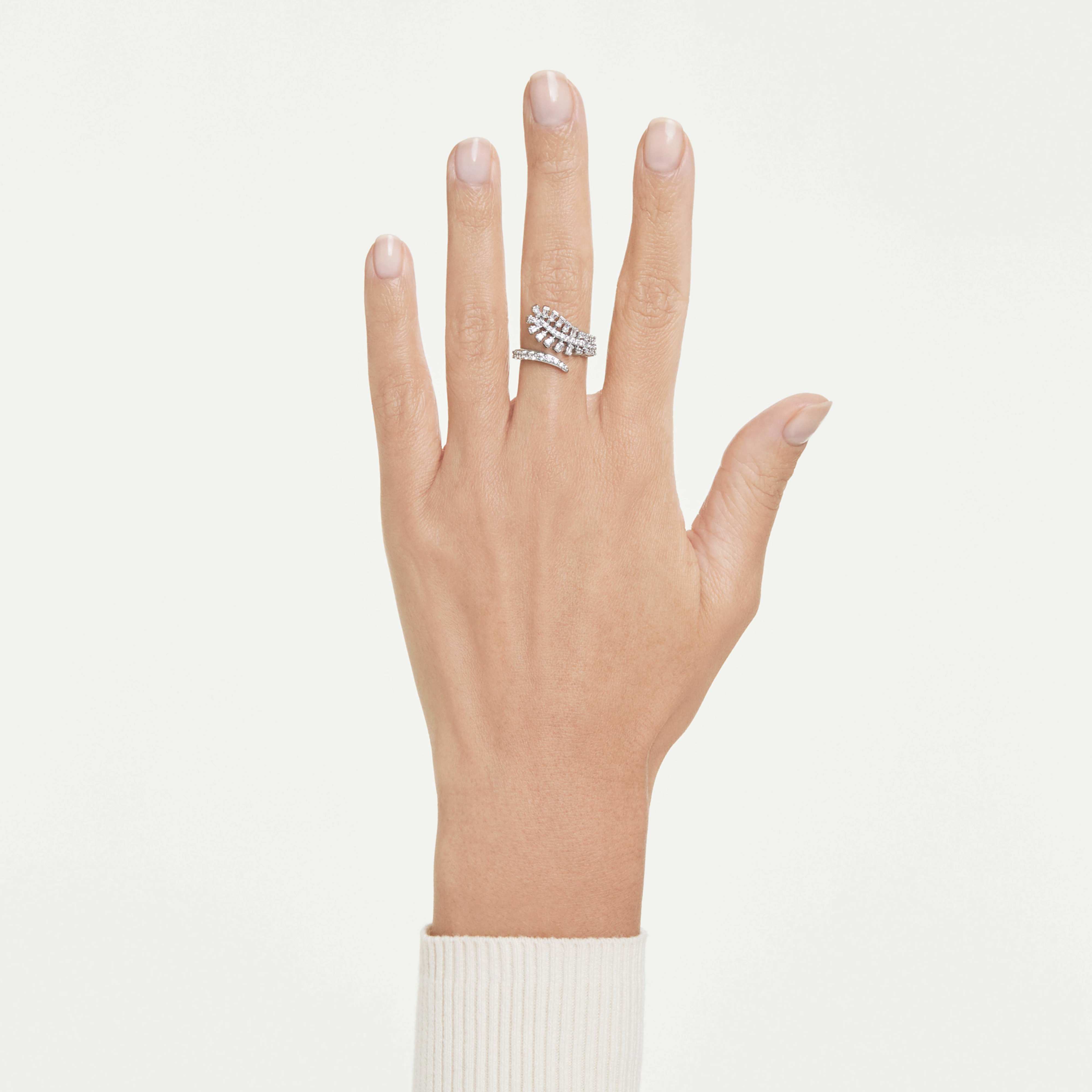 Bague Swarovski - Vienna Feather - Blanc & Argenté sur un mannequin