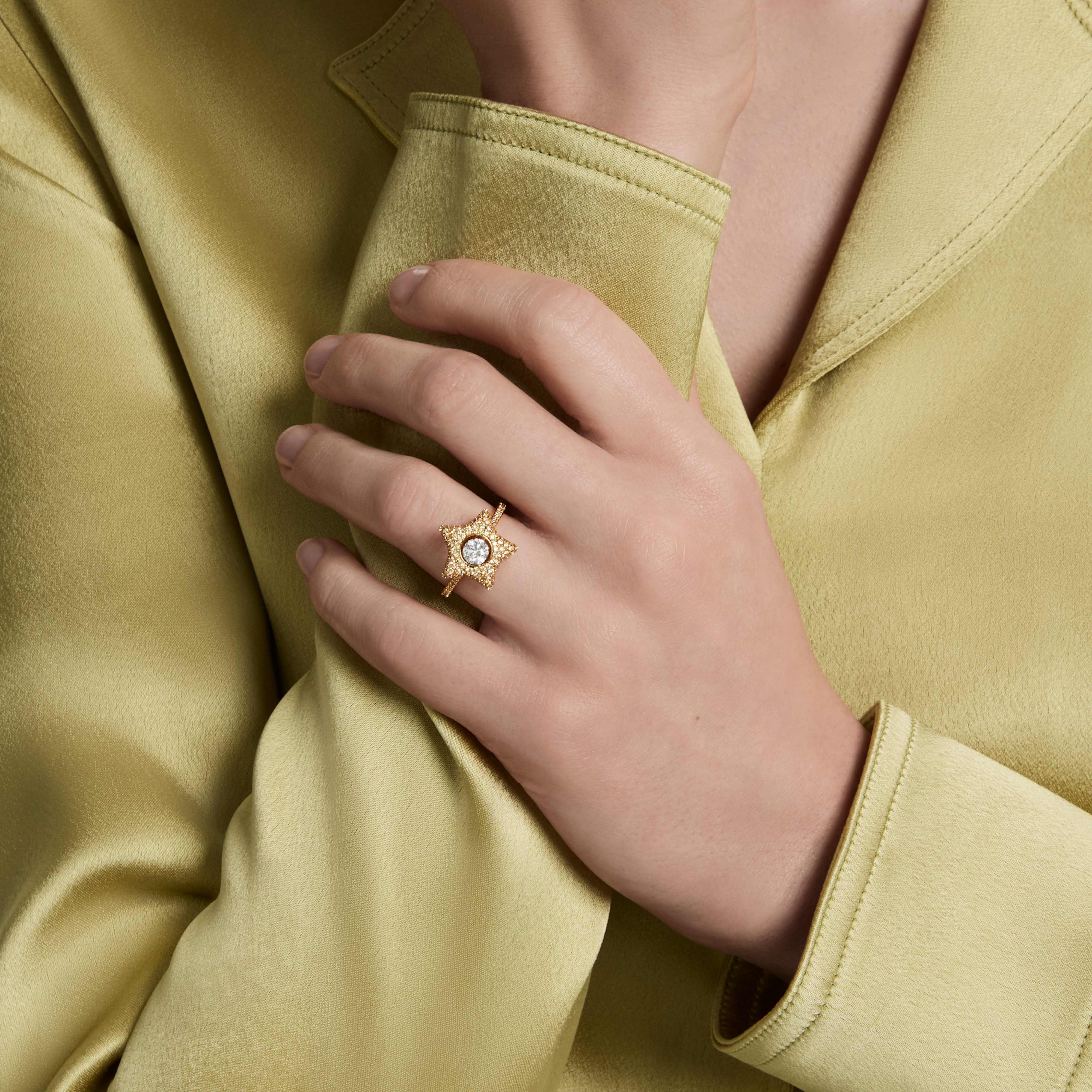 Bague Swarovski - Sublima Luna - Blanc & Doré sur un mannequin
