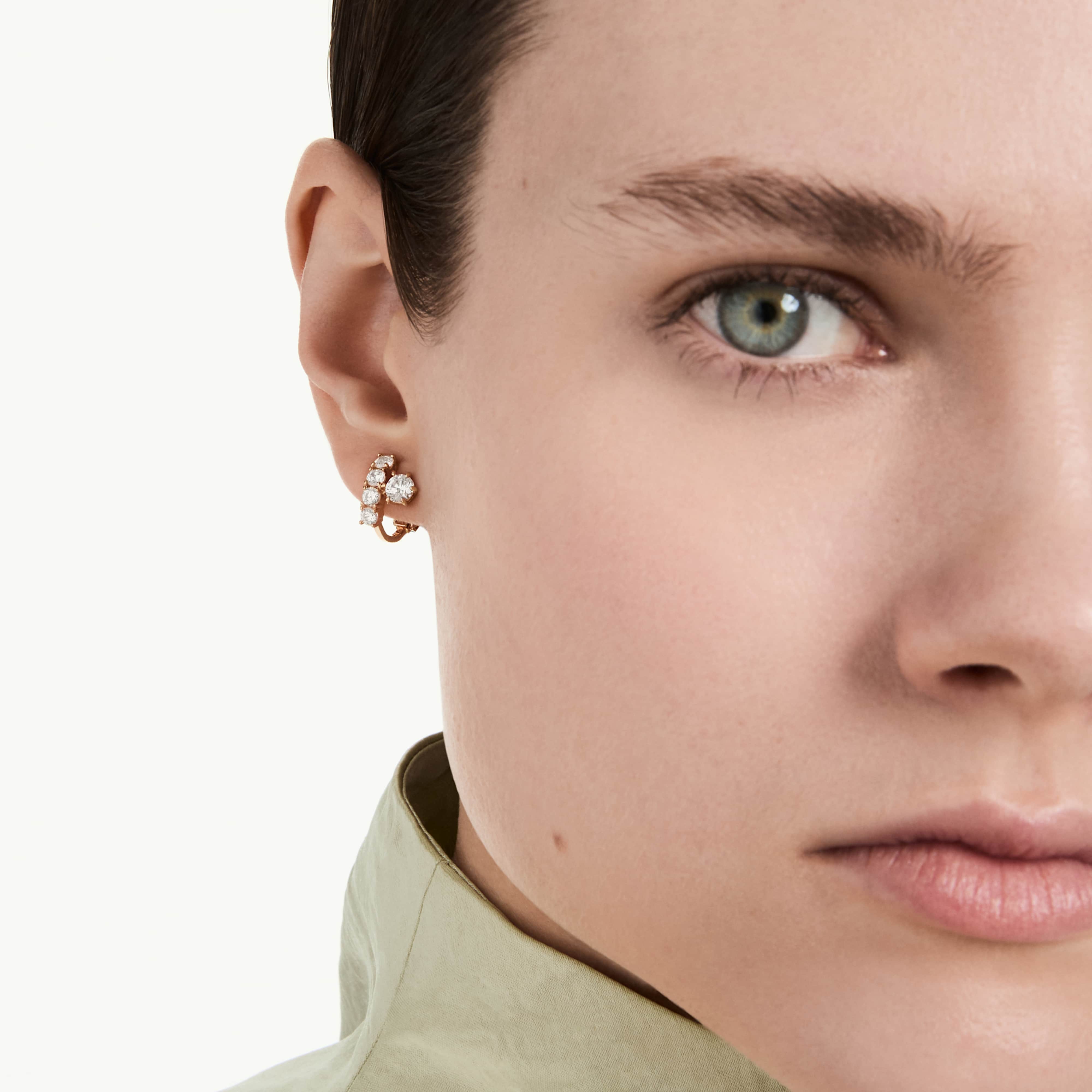 Boucles d'oreilles Clip Swarovski - Matrix Crash - Blanc & Doré Rosé sur un mannequin