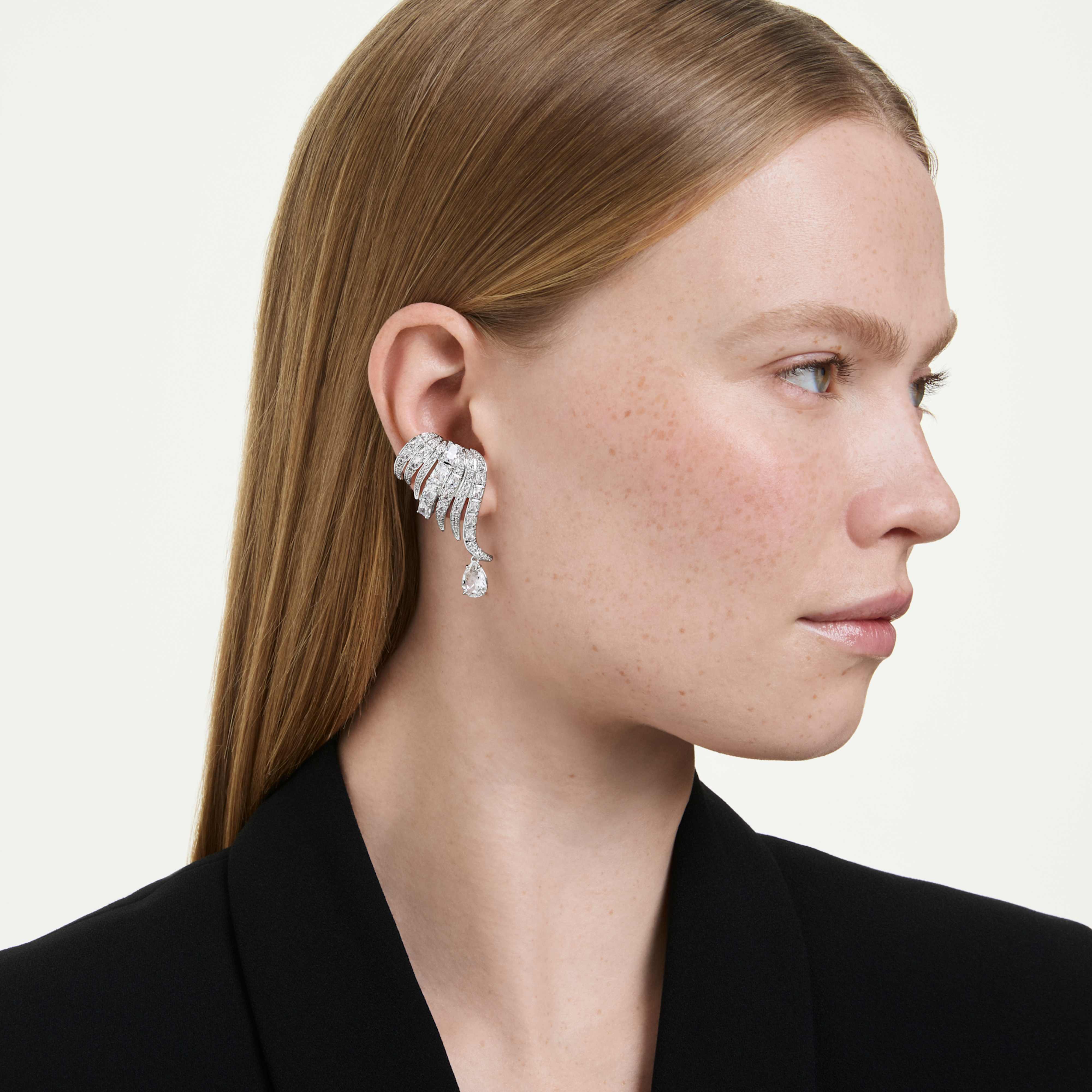Boucles d'oreilles Clip Swarovski - Vienna Swan - Blanc & Argenté sur un mannequin