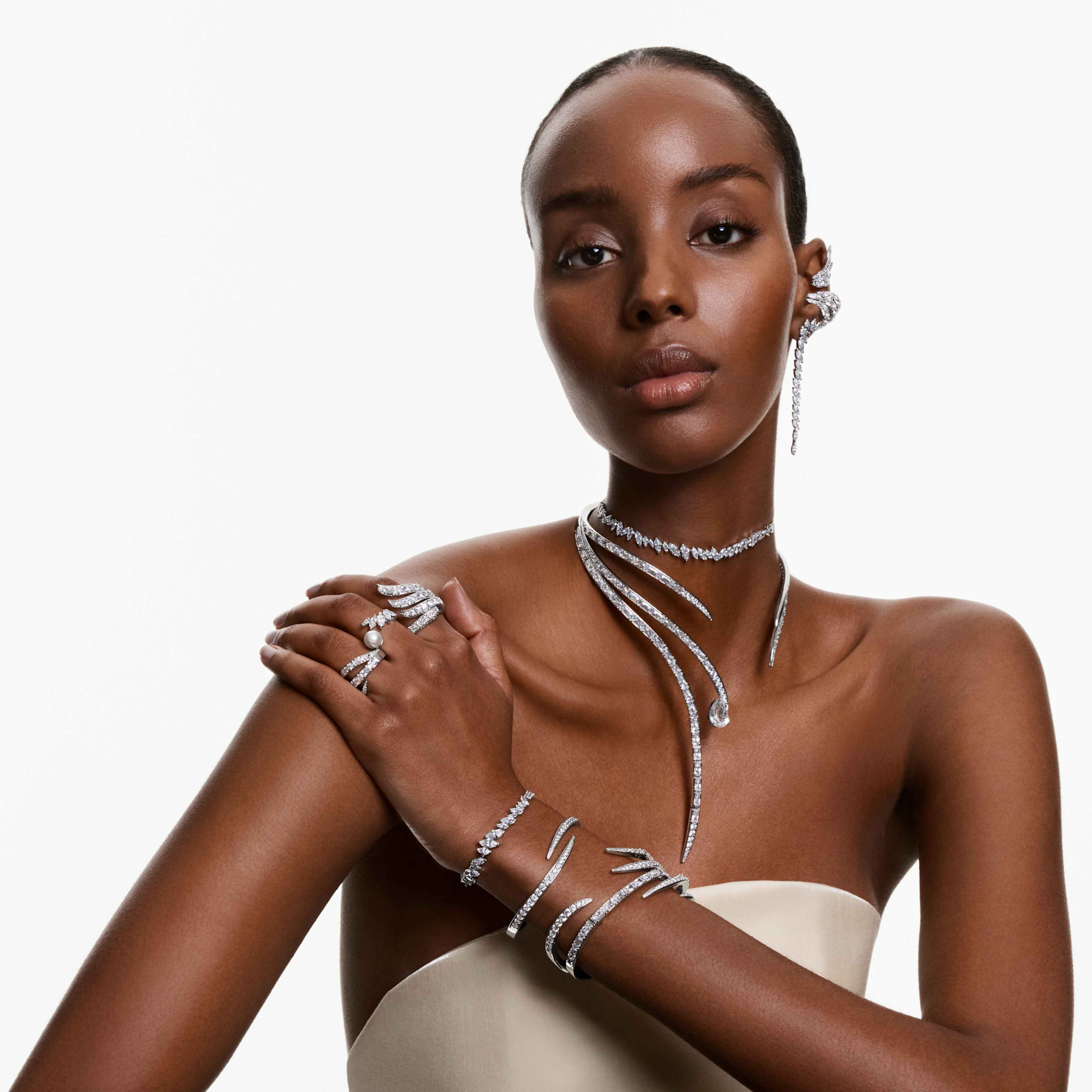 Swarovski øredobber - Mesmera Glam - White & Silver on a mannequin