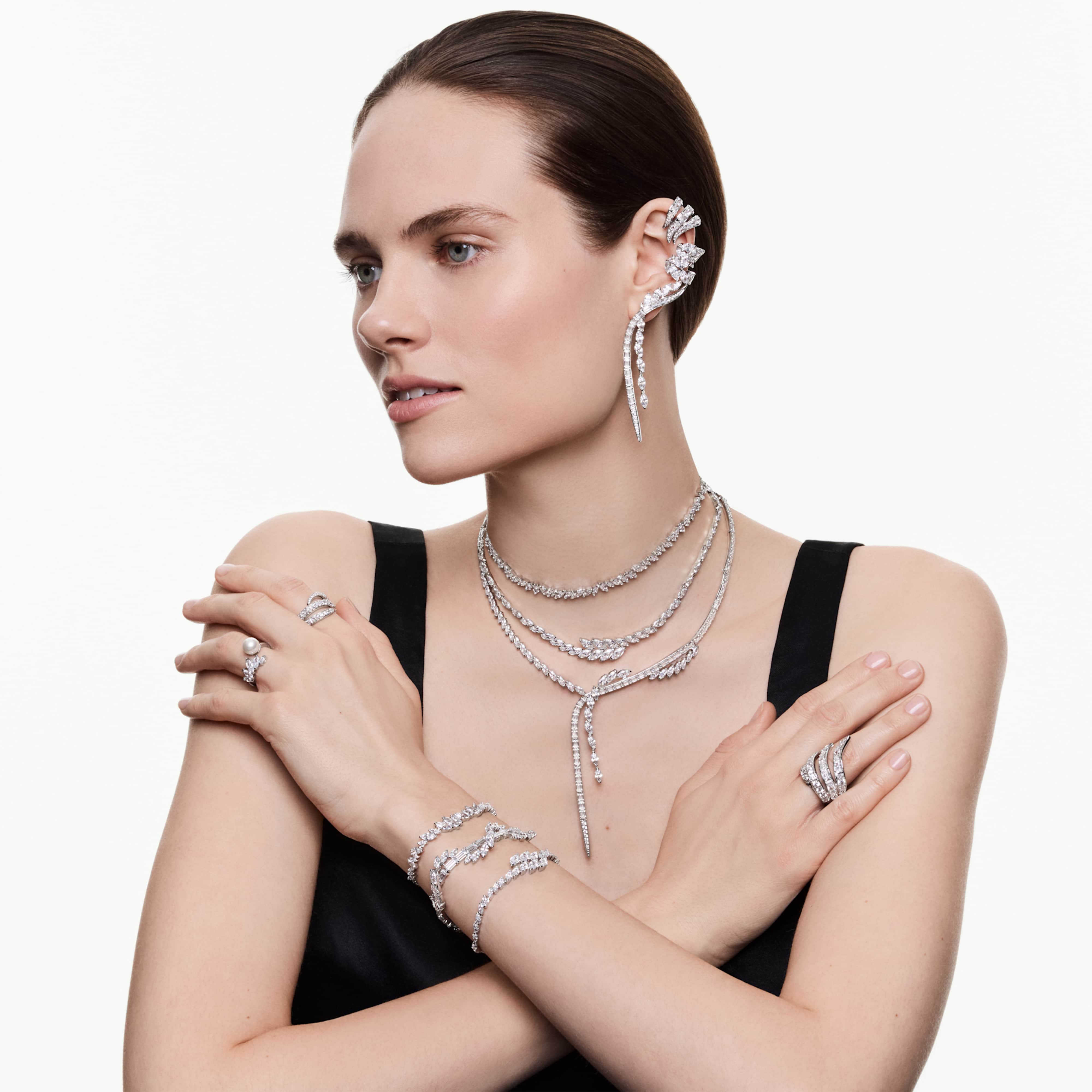 Boucles d'oreilles Swarovski - Mesmera Glam - Blanc & Argenté sur un mannequin