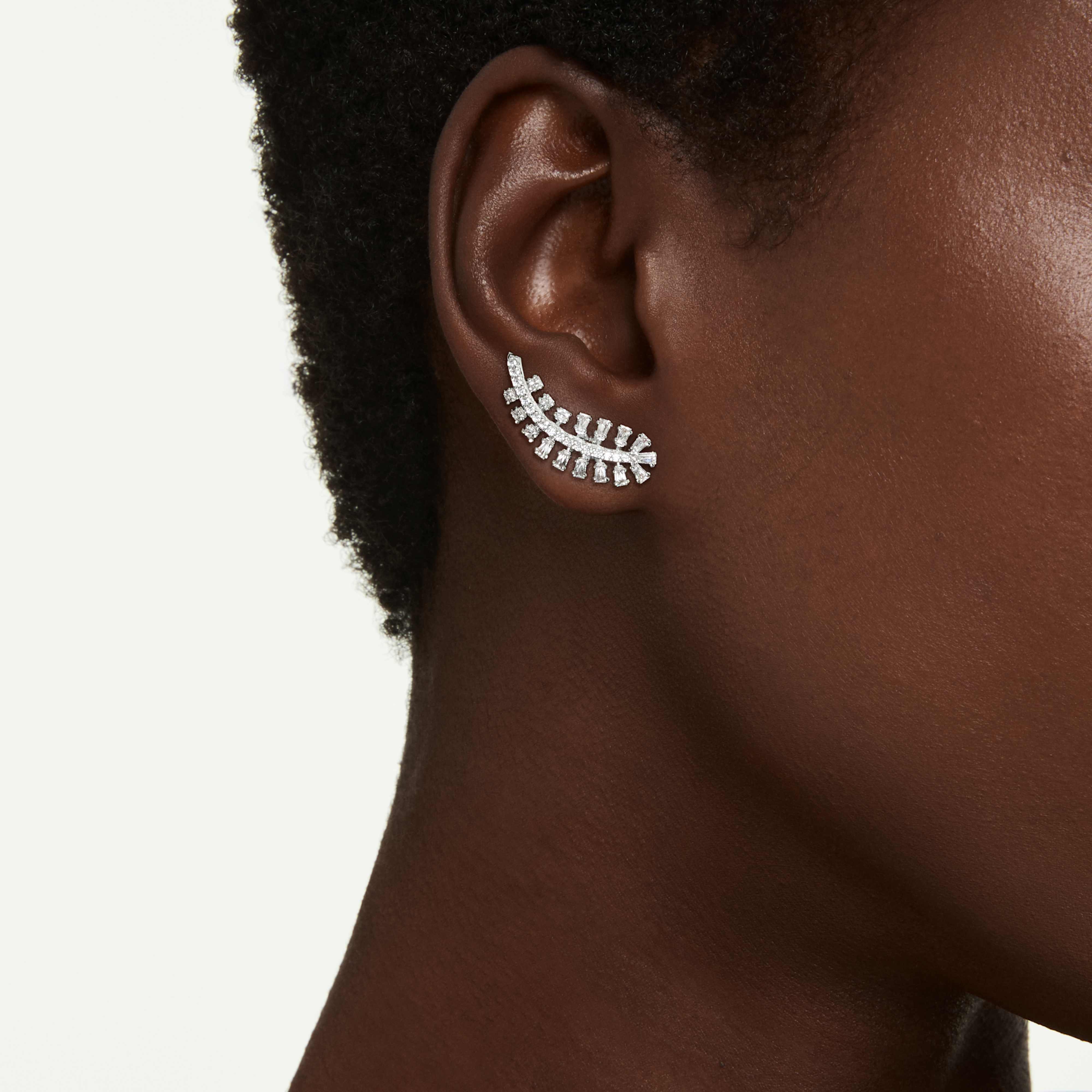 Boucles d'oreilles Swarovski - Vienna Feather - Blanc & Argenté sur un mannequin