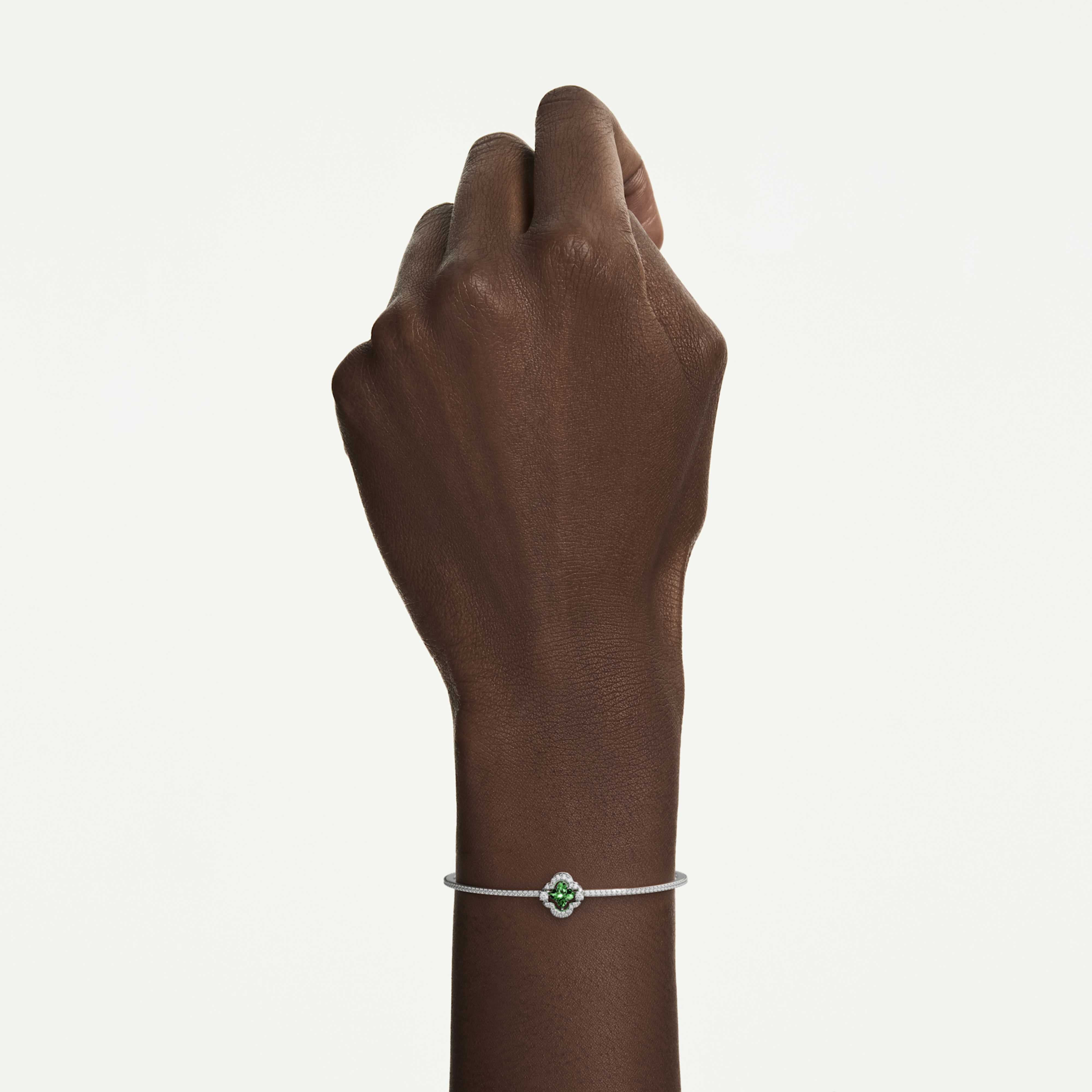 Bracelet Jonc Swarovski - Una Sparkling Dance - Trèfle - Vert & Argenté (M) sur un mannequin