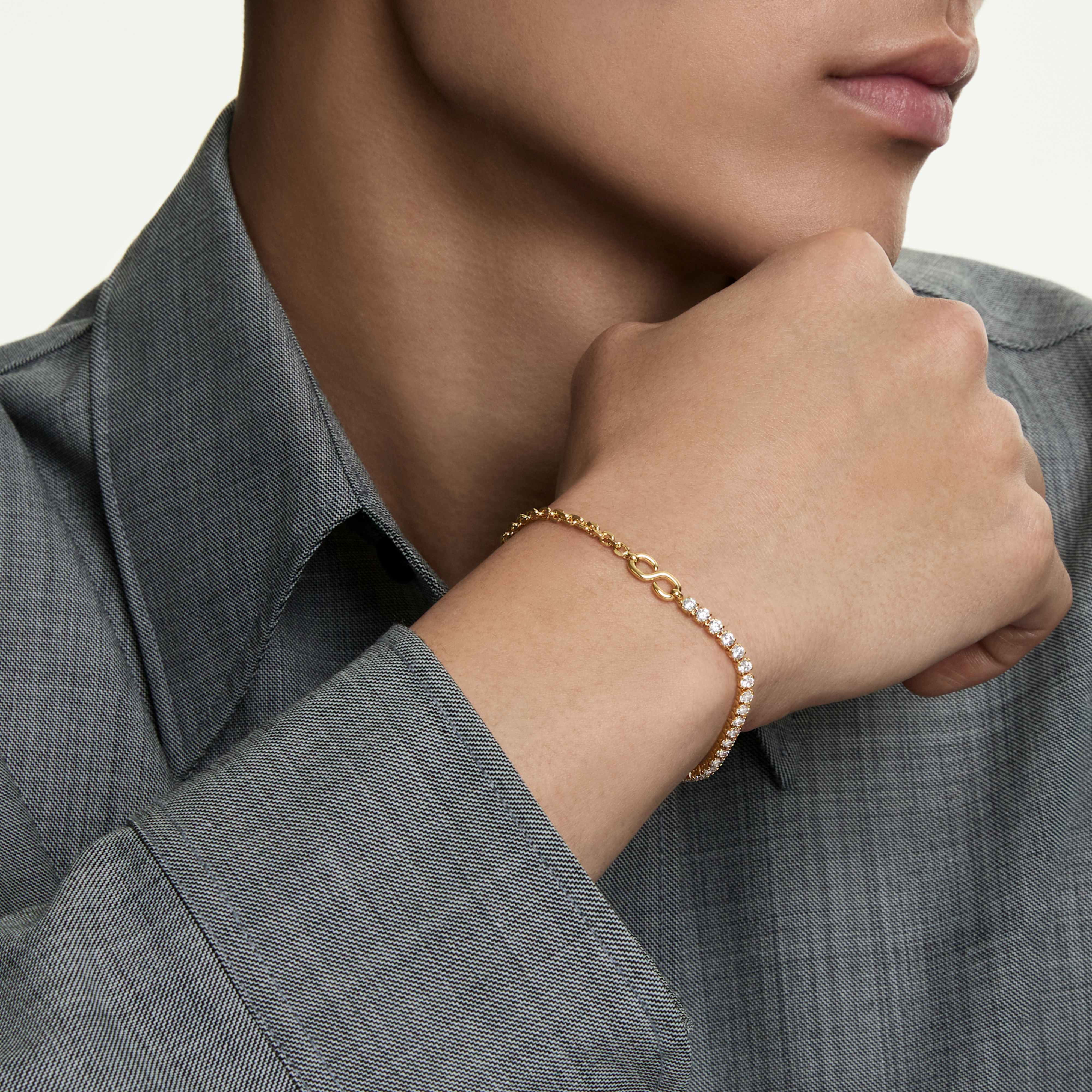Bracelet Swarovski - Matrix Tennis - Chaîne - Blanc & Doré sur un mannequin
