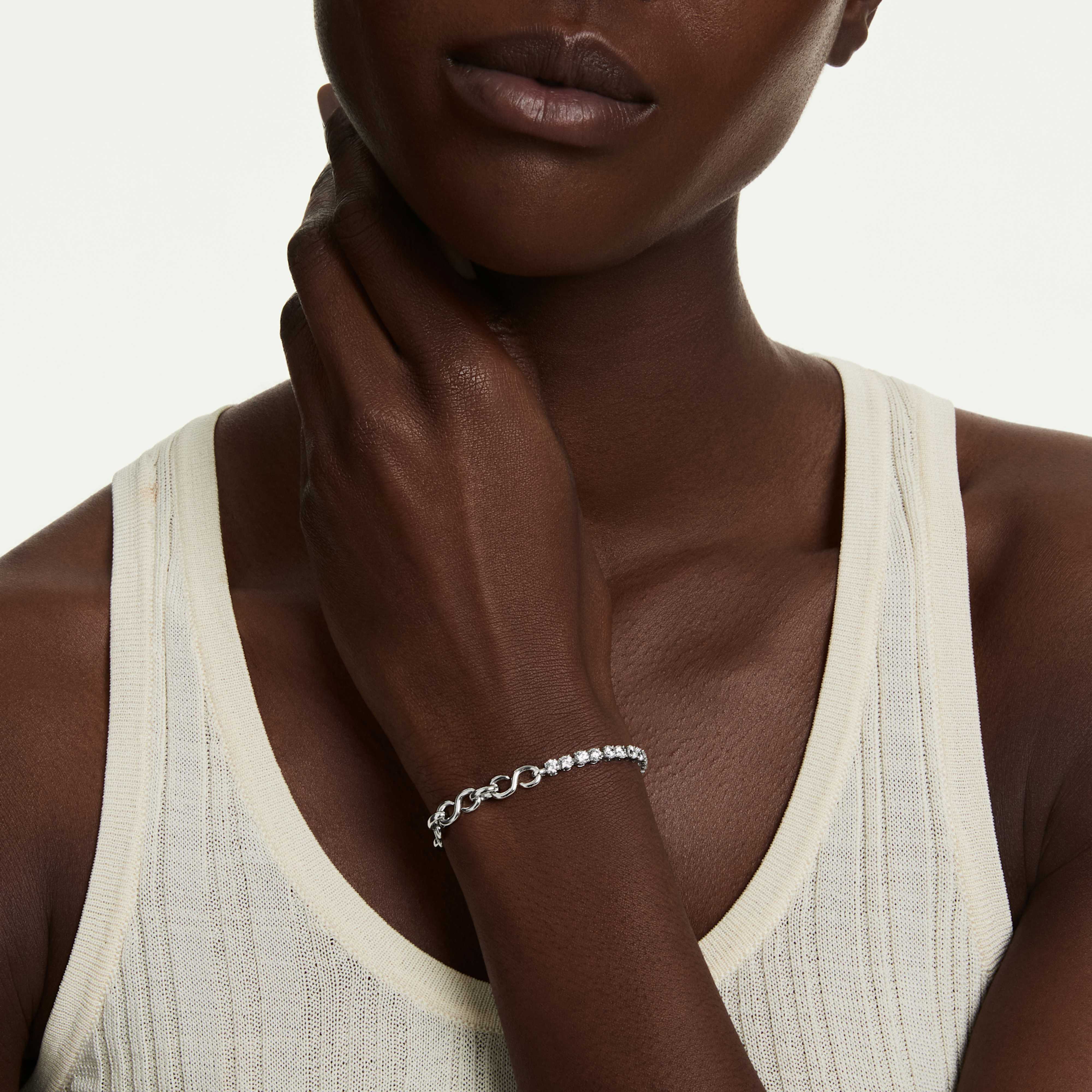Bracelet Swarovski - Matrix Tennis - Chaîne - Blanc & Argenté sur un mannequin