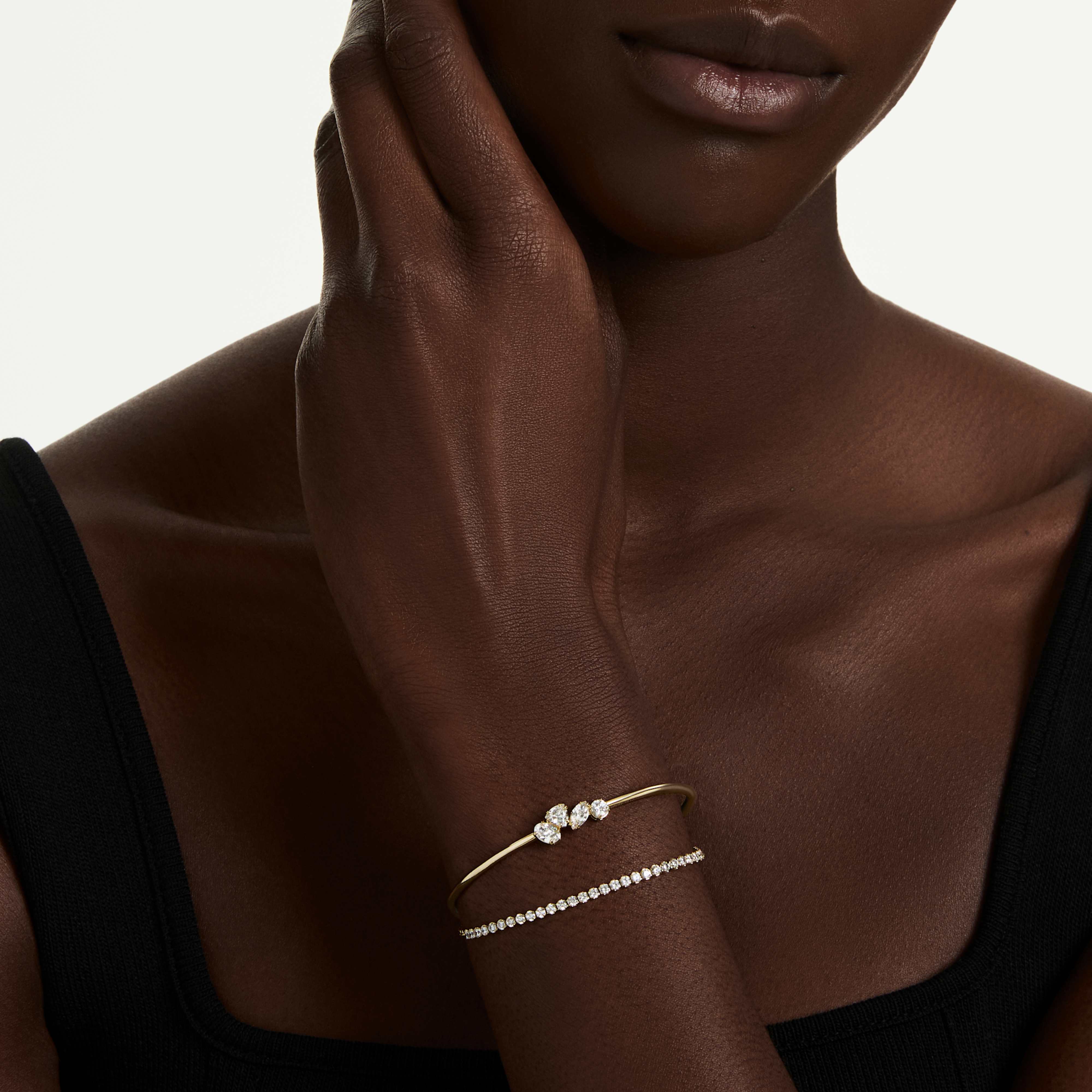 Bracelet Swarovski - Mesmera Attract - Double - Blanc & Doré sur un mannequin