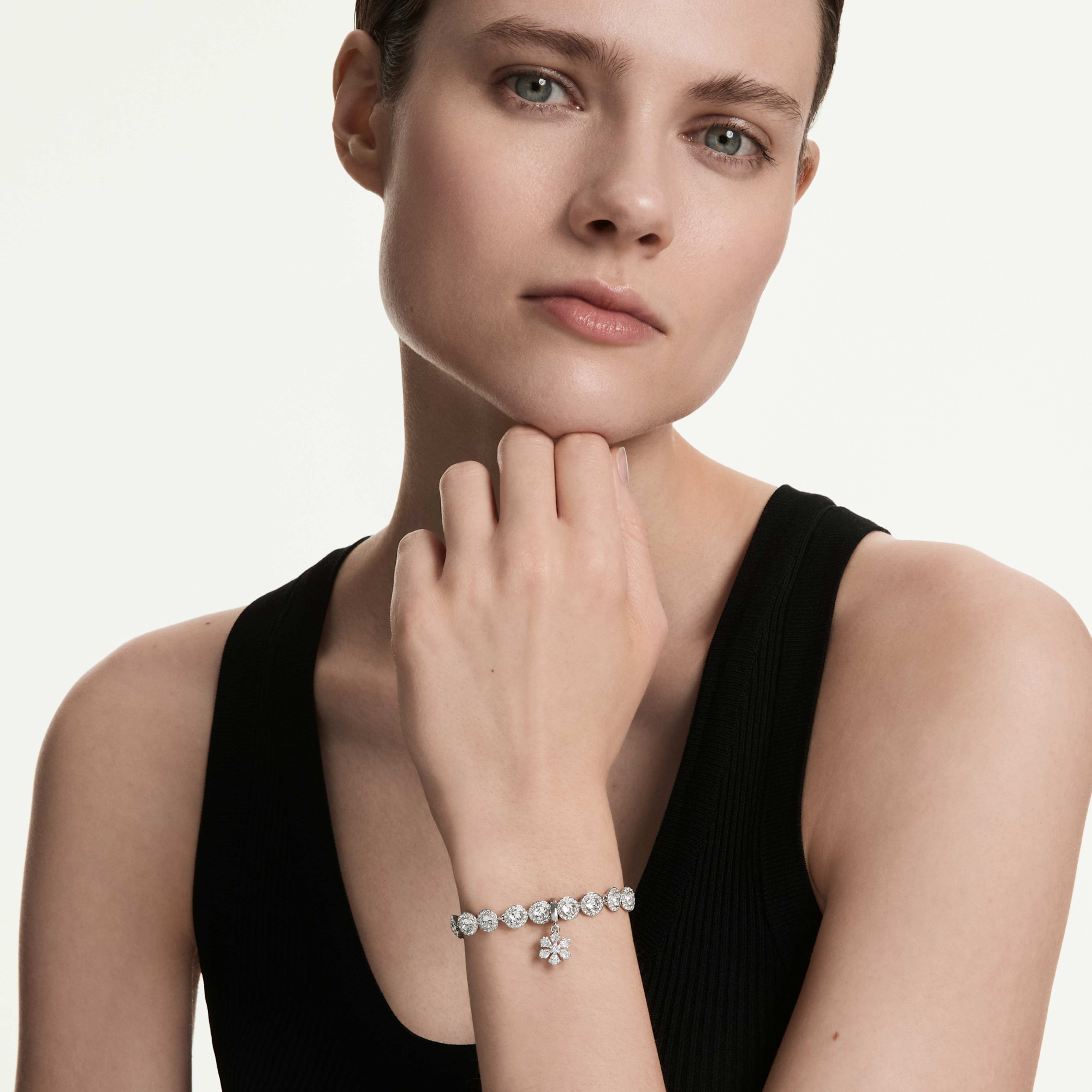 Charm Swarovski - Idyllia - Branco e Prata em um manequim