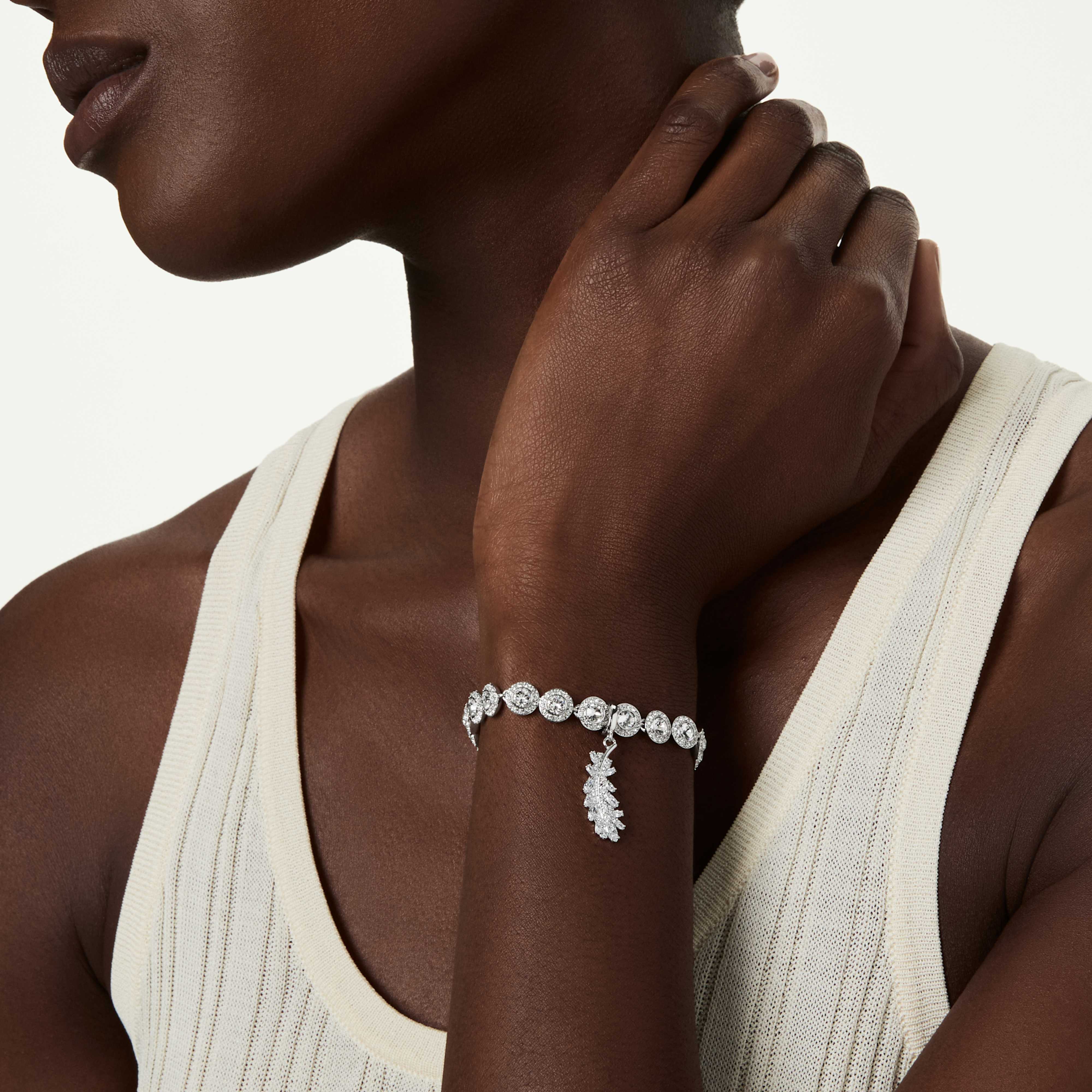 Charm Swarovski - Vienna Feather - Blanc & Argenté sur un mannequin