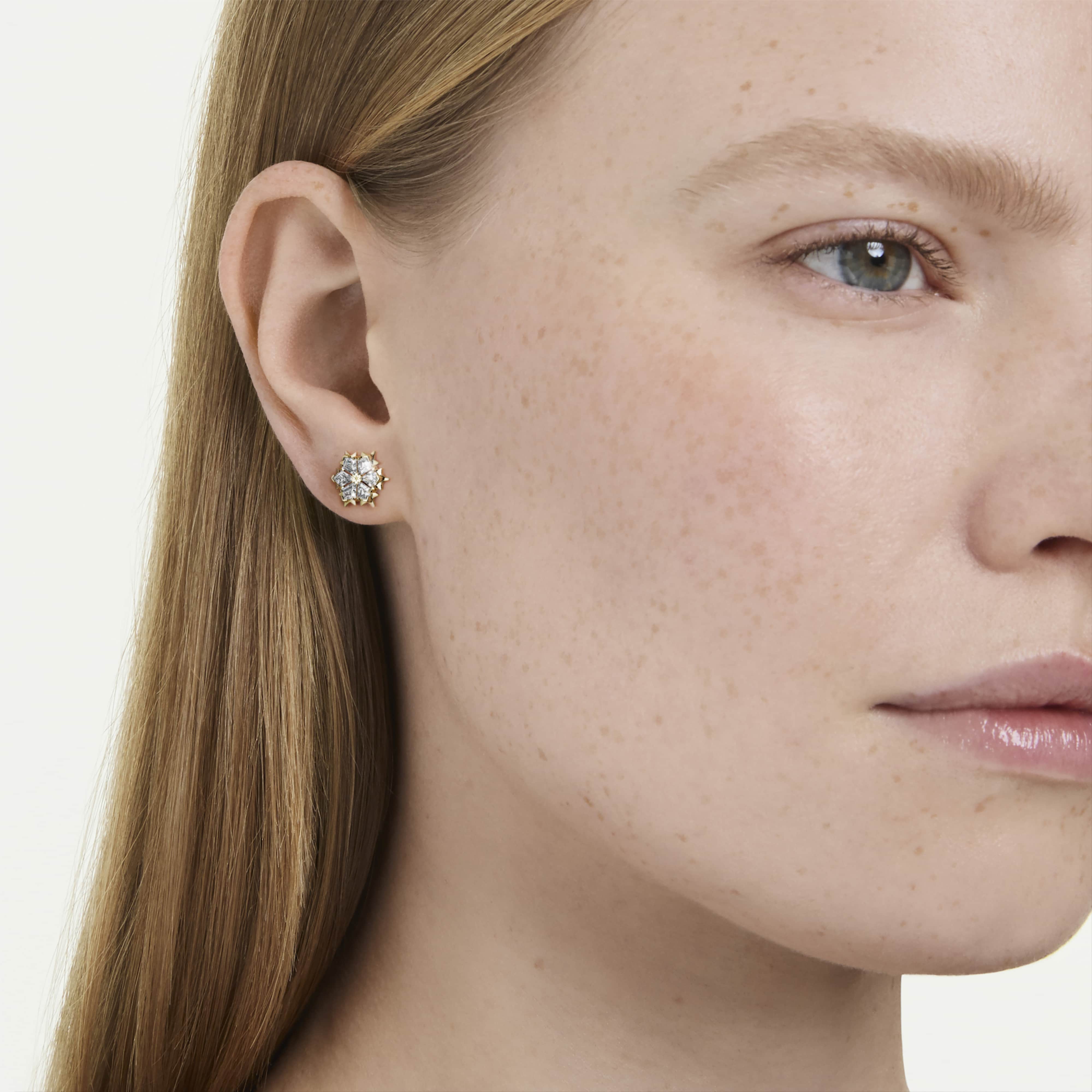 Boucles d'oreilles Swarovski - Magic - Blanc & Doré sur un mannequin