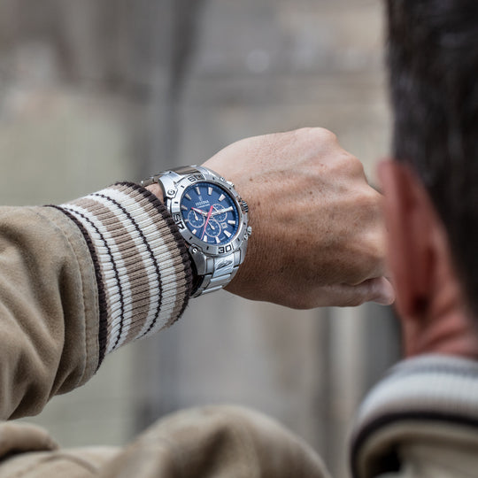 Montre homme Festina TIMELESS CHRONOGRAPH F20543/4 – cadran bleu marine bracelet acier – portée