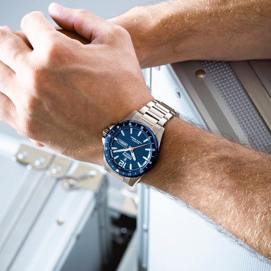 Montre homme Festina TITANIUM F20698/2 – cadran bleu bracelet titane – portée