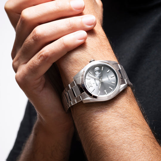 Montre homme Festina CLASSICS F20707/1 – cadran gris bracelet acier – portée