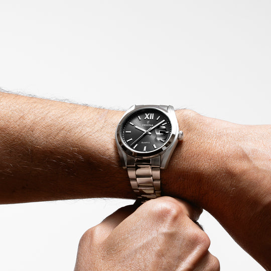 Montre homme Festina CLASSICS F20707/6 – cadran noir bracelet acier – portée