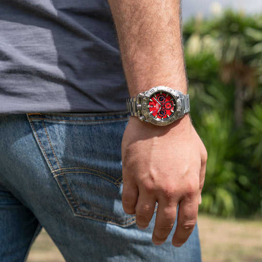Montre homme Festina THE ORIGINALS F20743/5 – cadran rouge bracelet acier – portée