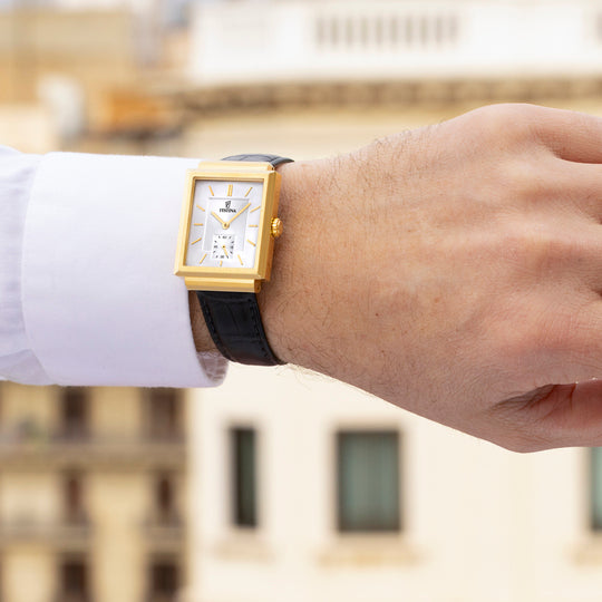 Heren horloge Festina ON THE SQUARE F20776/2 – zilveren leren band met wijzerplaat – gedragen
