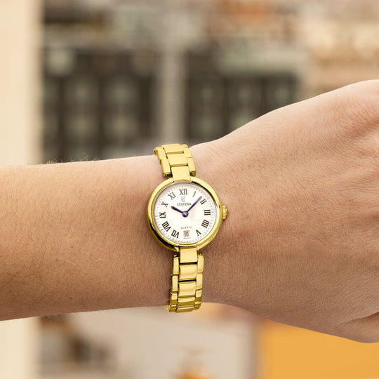 Montre femme Festina MADEMOISELLE F20786/1 – cadran blanc bracelet acier doré – portée