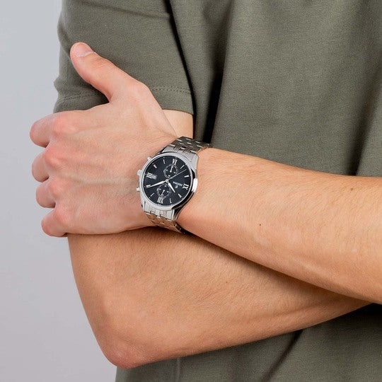 Montre homme Festina TIMELESS CHRONOGRAPH F6854/8 – cadran noir bracelet acier – portée