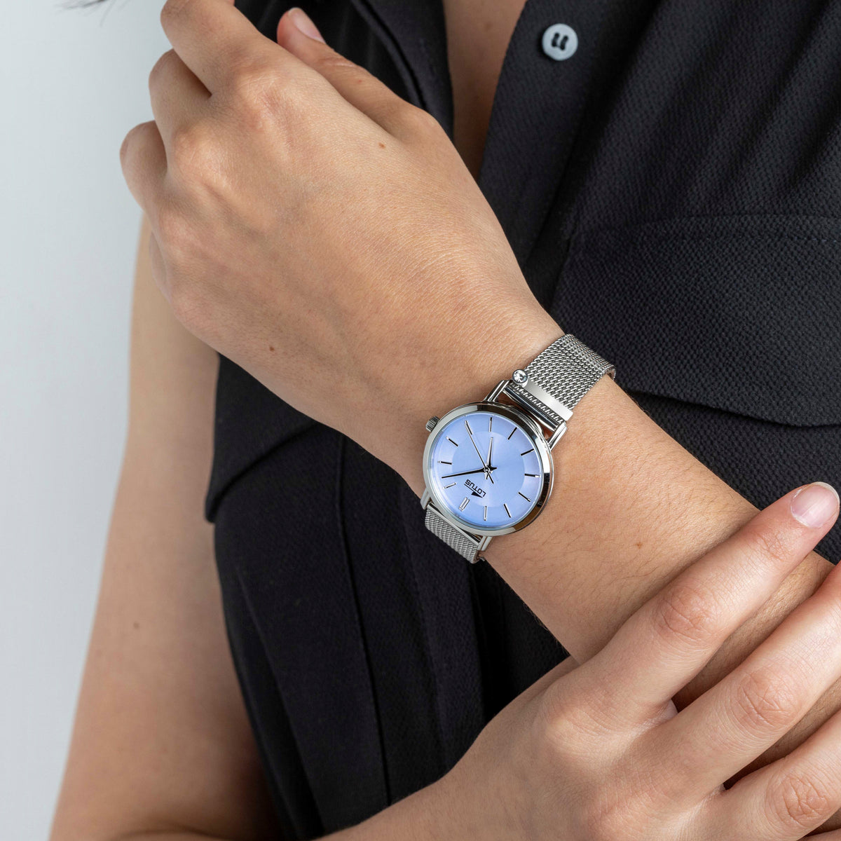 Montre femme Lotus Minimalist For Her 18737/3 – cadran bleu bracelet acier – portée