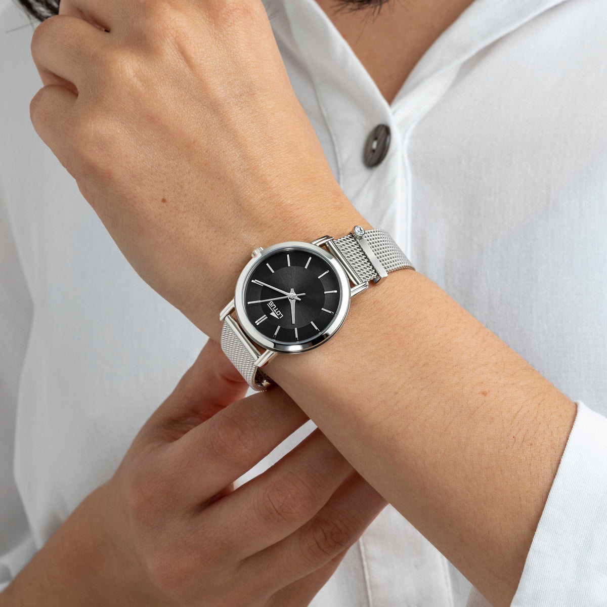 Montre femme Lotus Minimalist For Her 18737/4 – cadran noir bracelet acier – portée
