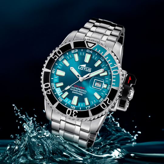 Montre homme Lotus Diver 18938/1 – cadran bleu bracelet acier – vue de trois-quarts 2