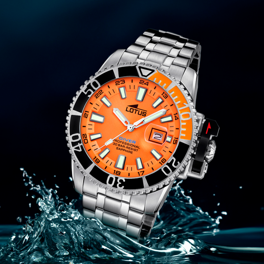 Montre homme Lotus Diver 18938/2 – cadran orange bracelet acier – vue de trois-quarts 2