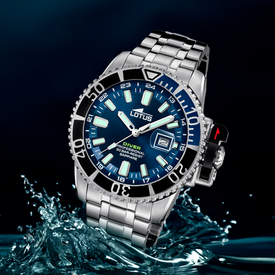 Montre homme Lotus Diver 18938/3 – cadran bleu marine bracelet acier – vue de trois-quarts 2