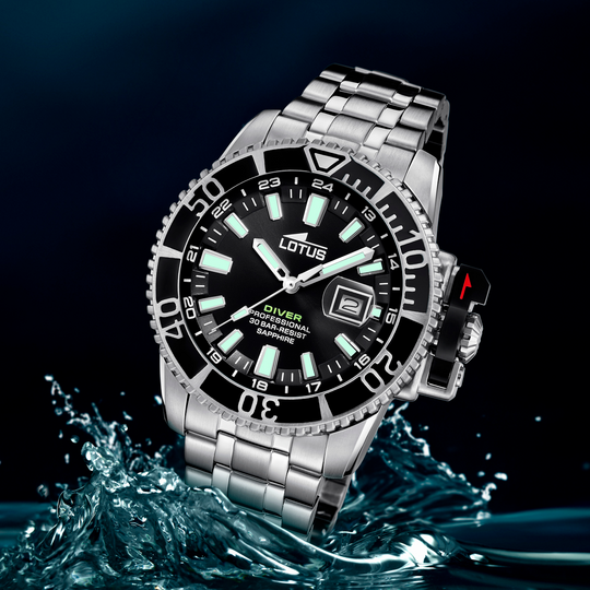 Montre homme Lotus Diver 18938/4 – cadran noir bracelet acier – vue de trois-quarts 2