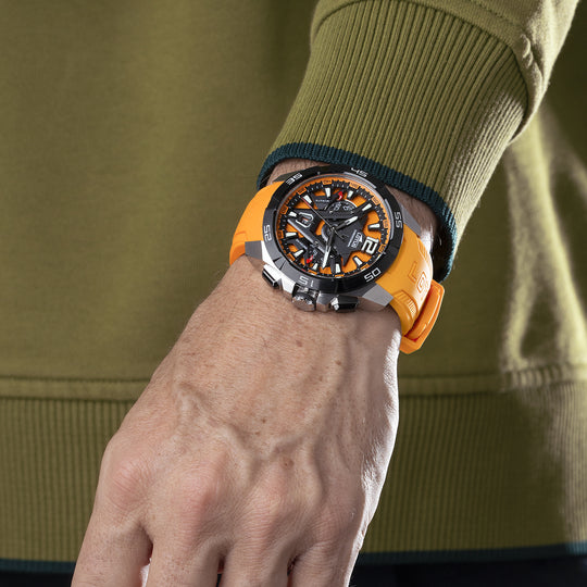 Montre homme Lotus Vortex 18944/3 – cadran orange bracelet plastique – portée 2