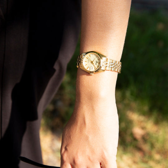Montre femme Lotus Old Money 18993/3 – cadran doré bracelet acier – portée