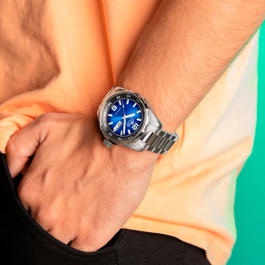 Montre homme Lotus Automatic 18997/2 – cadran bleu bracelet acier – portée
