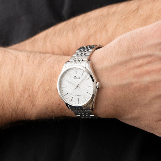 Montre homme Lotus Minimalist For Him 19064/1 – cadran gris bracelet acier – portée