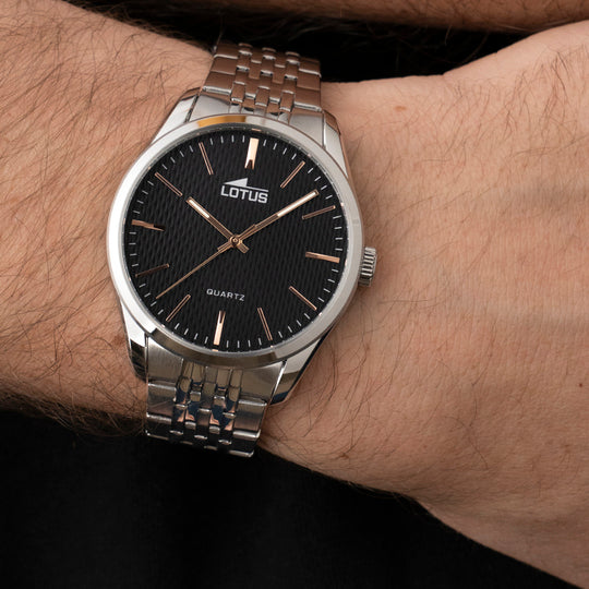 Montre homme Lotus Minimalist For Him 19064/4 – cadran noir bracelet acier – portée