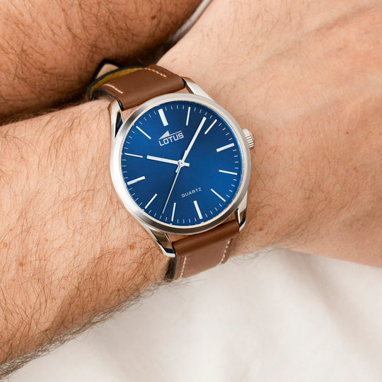 Montre homme Lotus Minimalist For Him 19065/2 – cadran bleu marine bracelet cuir – portée