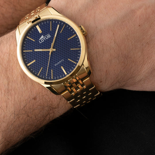 Montre homme Lotus Minimalist For Him 19066/2 – cadran bleu bracelet acier – portée