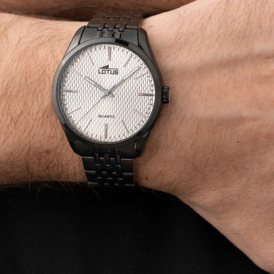 Montre homme Lotus Minimalist For Him 19068/1 – cadran gris bracelet acier – portée