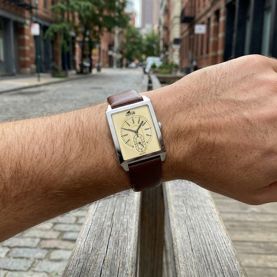 Montre homme Lotus Square Series 19078/2 – cadran doré bracelet cuir – portée