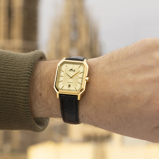 Montre homme Lotus Square Series 19081/3 – cadran doré bracelet cuir – portée