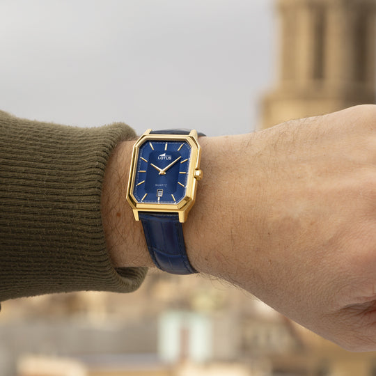 Montre homme Lotus Square Series 19081/4 – cadran bleu bracelet cuir – portée