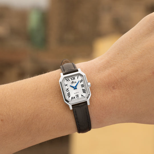 Montre femme Lotus Square Series 19082/1 – cadran argenté bracelet cuir – portée