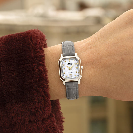 Montre femme Lotus Square Series 19082/2 – cadran nacré bracelet cuir – portée