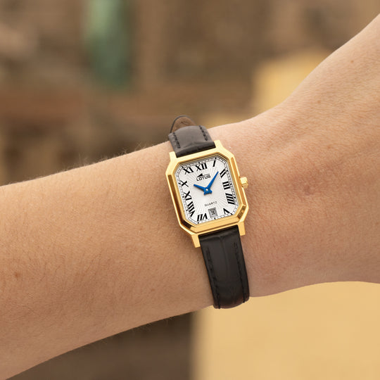 Montre femme Lotus Square Series 19083/1 – cadran argenté bracelet cuir – portée