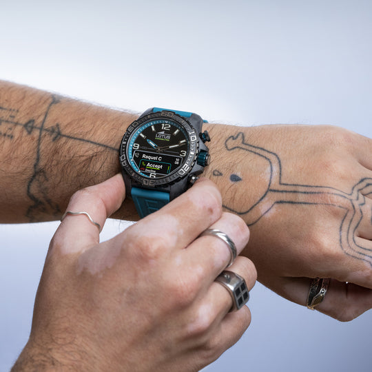 Montre connectée homme Lotus Connected 20000/5 – cadran bleu bracelet souple – portée