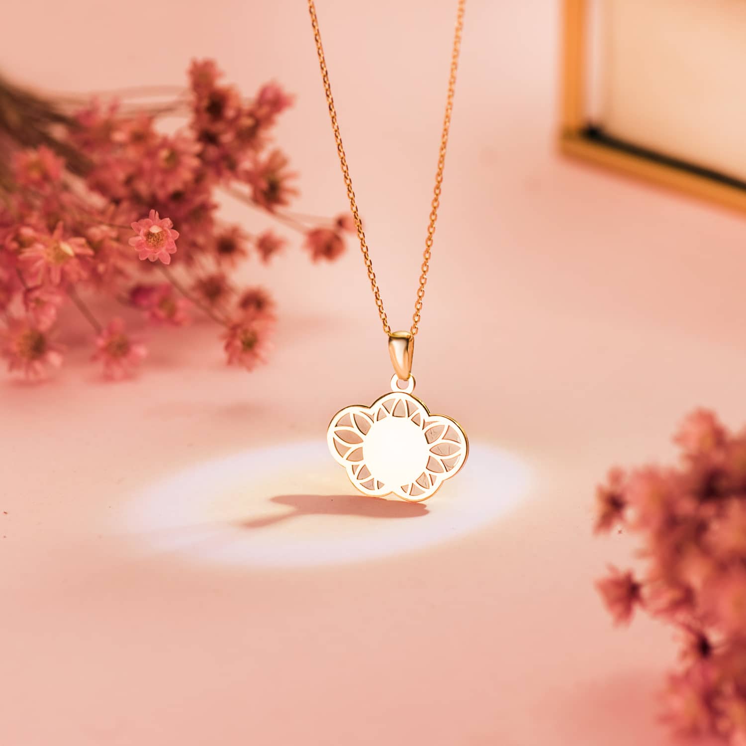 Colar com pingente de ouro amarelo 18K em formato de nuvem e peito com lantejoulas 17X13MM