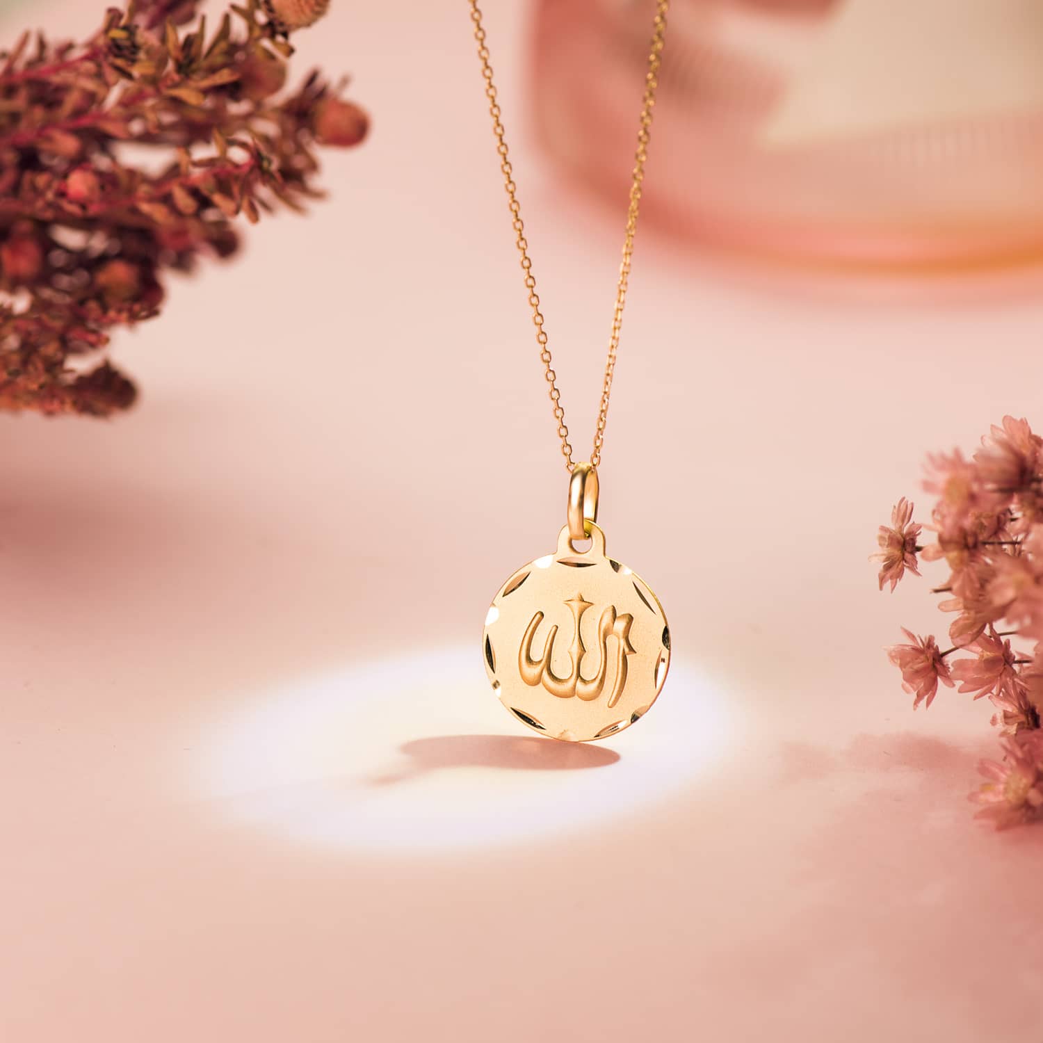 Medaille Or Jaune 18K Allah Est Grand Diamantee et Ombre 16 mm