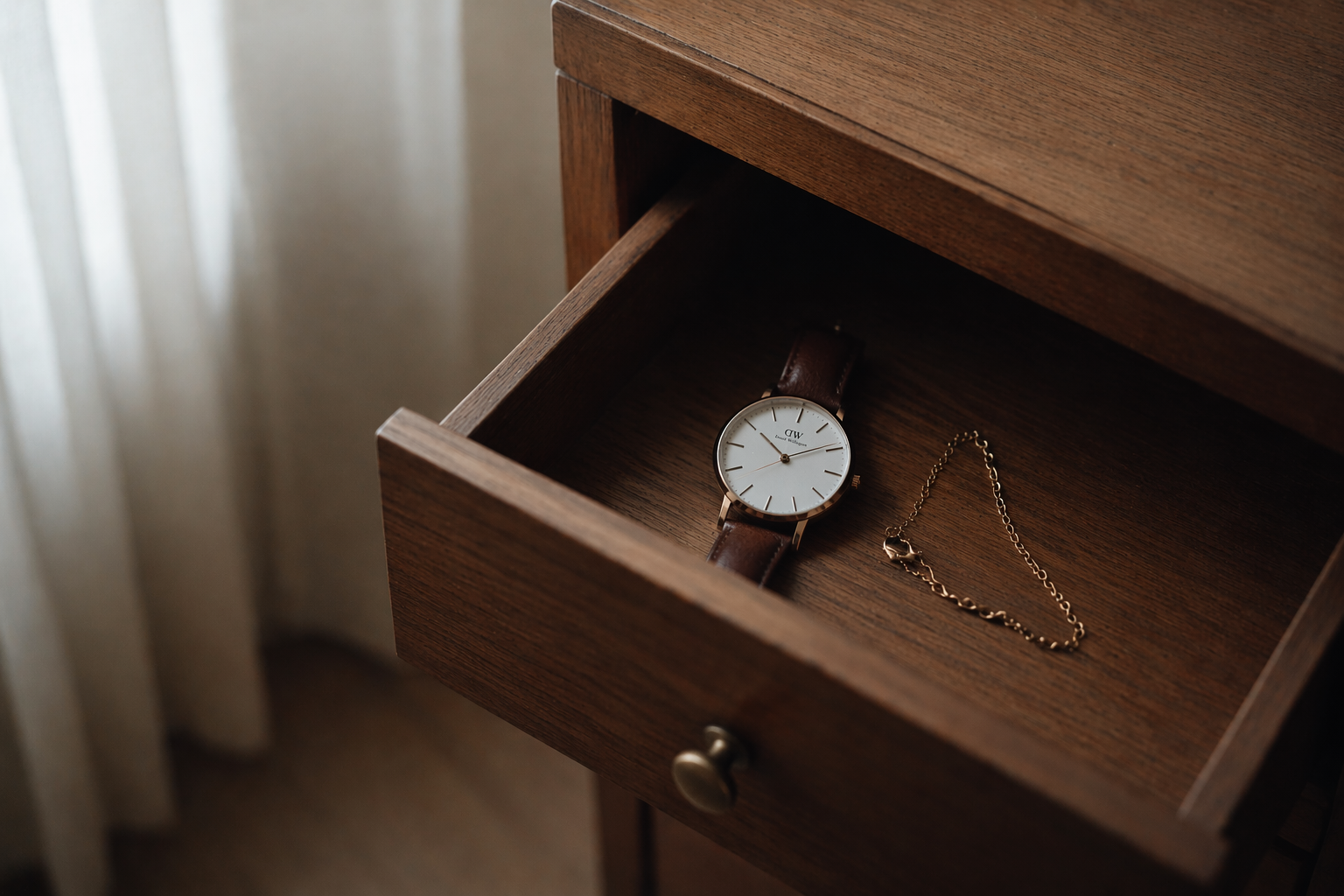 Montre arrêtée et bracelet dans un tiroir en bois, bijou oublié à réparer