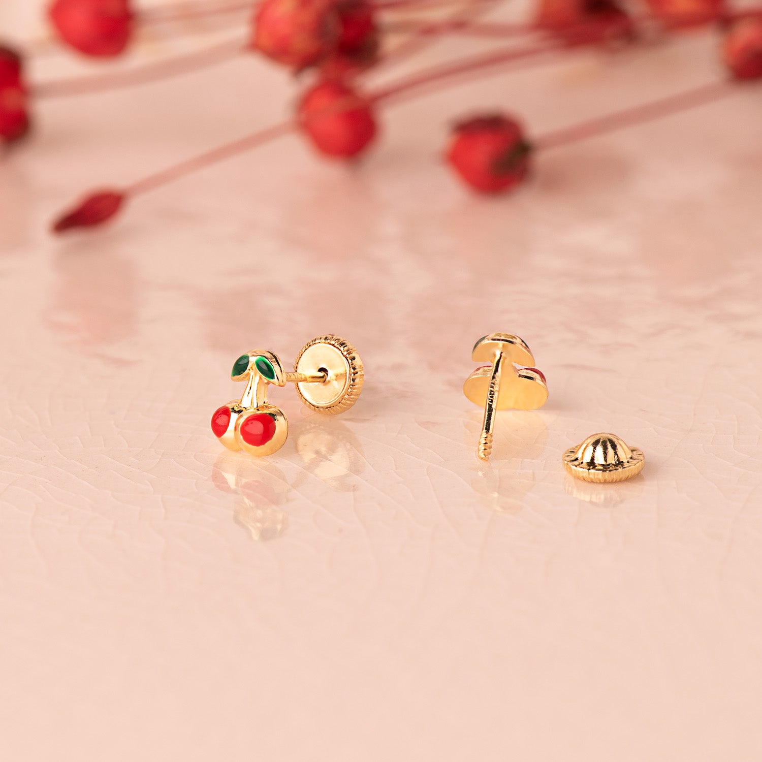 Pendientes Oro Amarillo 18K Esmalte Cereza 6X5 mm Cierre Rosca