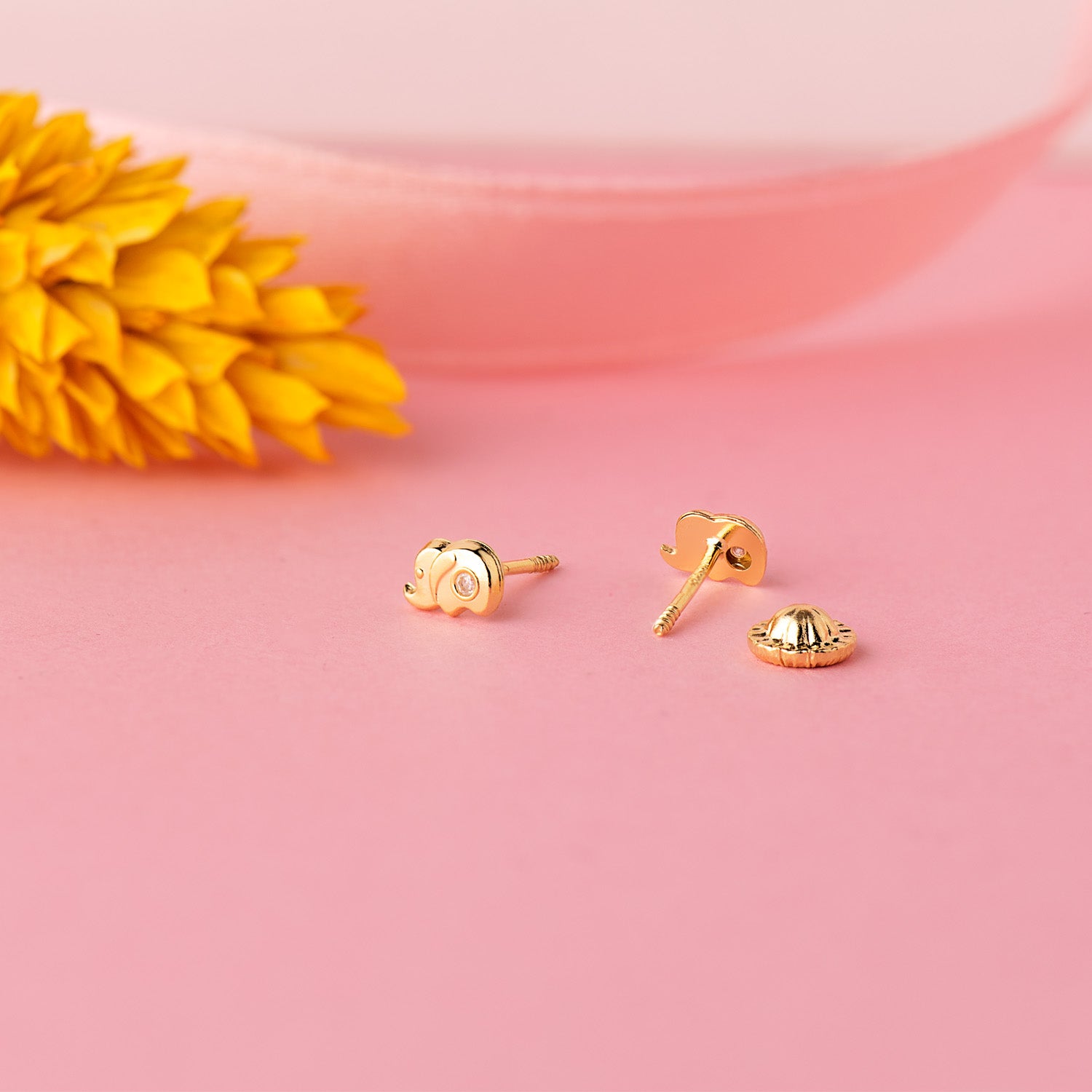 Boucles d'oreilles Éléphant en Or Jaune 18K avec Fermoir à Vis Zirconie 5 X 3 mm