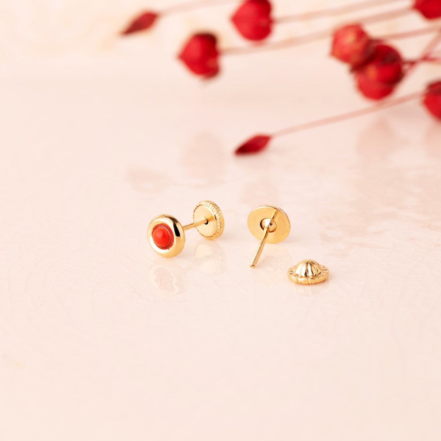 Boucles d'oreilles Rondes Or Jaune 18K avec Corail 2MM Largeur: Fermoir à Vis 5MM