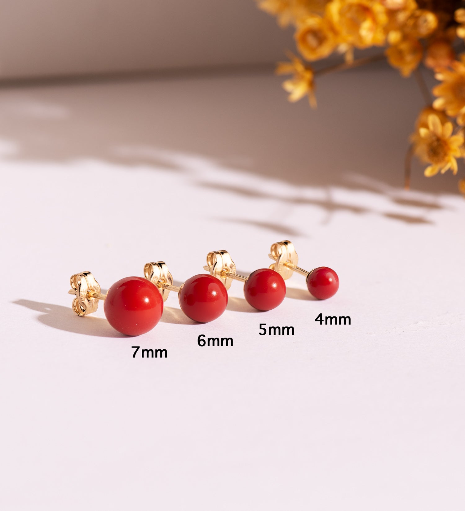 Boucles d'oreilles en Or Jaune 18K Corail avec Coquillage Taille : 6 mm Fermoir Poussettes Papillon